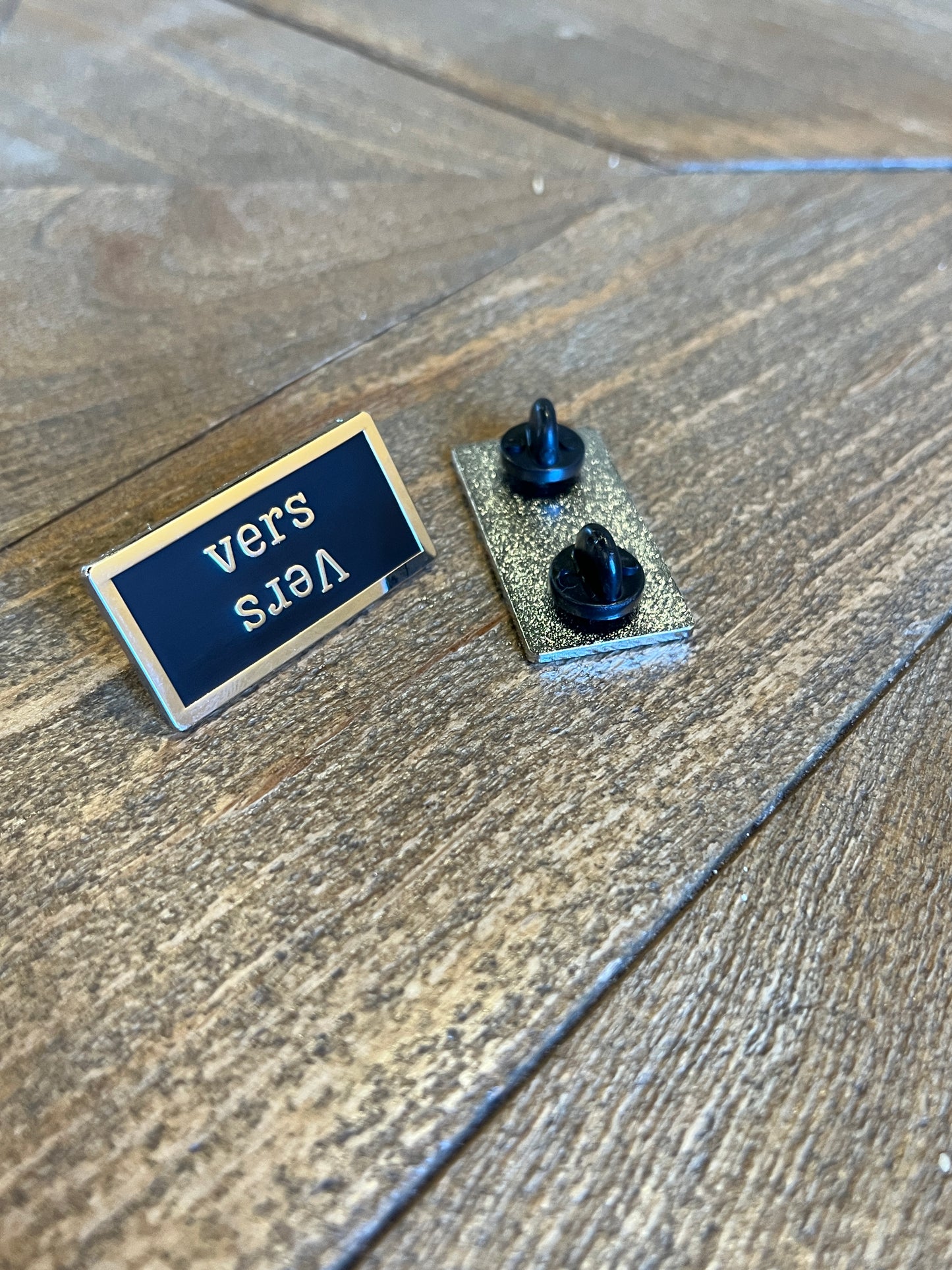 Vers/vers Kink Title Stacker Pin