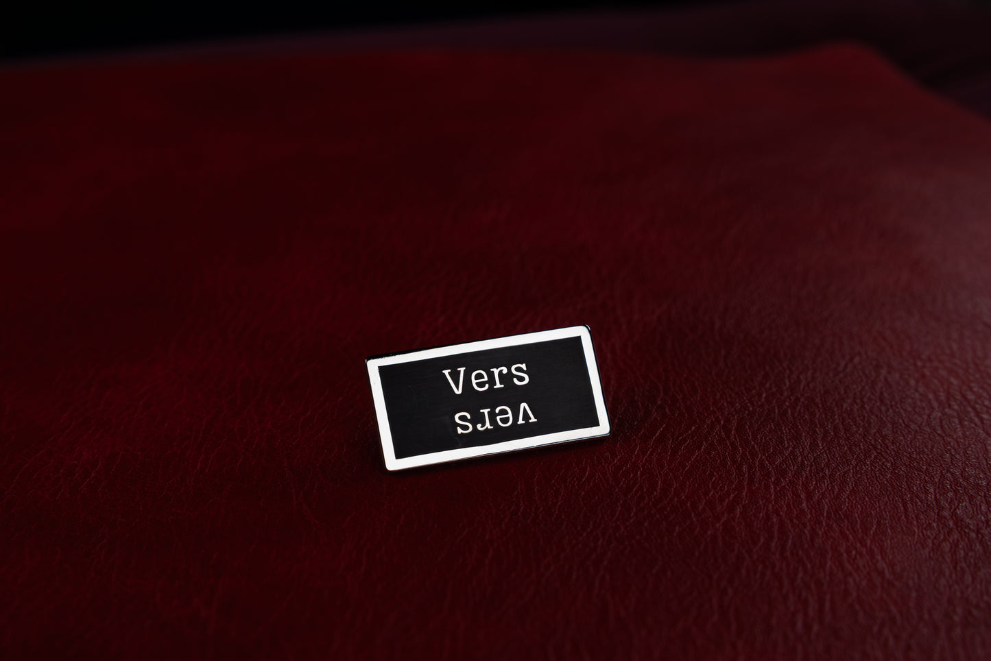 Vers/vers Kink Title Stacker Pin