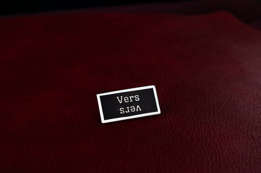 Vers/vers Kink Title Stacker Pin